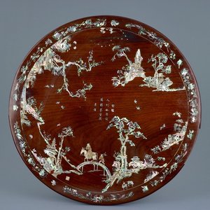 Een rond Vietnamees houten paneel ingelegd met parelmoer voor de Chinese markt, 19e eeuw — foto 1