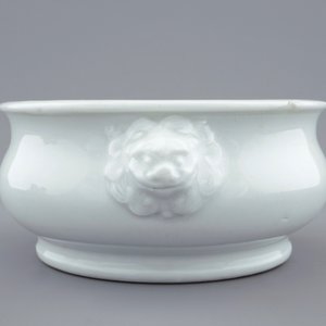Een ronde blanc de Chine wierookbrander met leeuwenkoppen, 18e eeuw — foto 3
