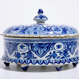Een ronde blauw-witte Delftse specerijendoos met deksel, 18e eeuw — foto 4