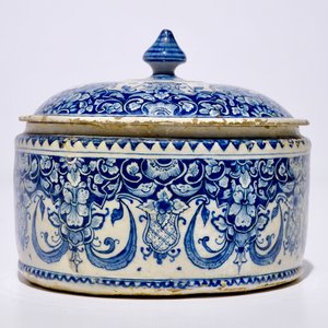 Een ronde blauw-witte Delftse tabaksdoos met deksel, 18e eeuw — foto 5