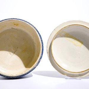 Een ronde blauw-witte Delftse tabaksdoos met deksel, 18e eeuw — foto 6