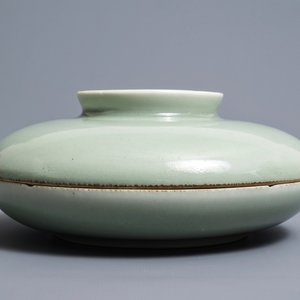 Een ronde Chinese celadon dekselkom met compartimenten, Qianlong merk, 19e eeuw — foto 1