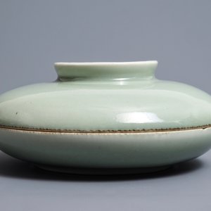 Een ronde Chinese celadon dekselkom met compartimenten, Qianlong merk, 19e eeuw — foto 2