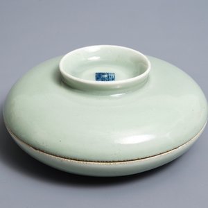 Een ronde Chinese celadon dekselkom met compartimenten, Qianlong merk, 19e eeuw — foto 7