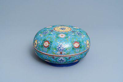 Een ronde Chinese cloisonné dekseldoos, 19e eeuw