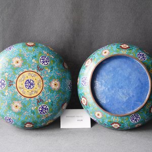 Een ronde Chinese cloisonné dekseldoos, 19e eeuw — foto 12