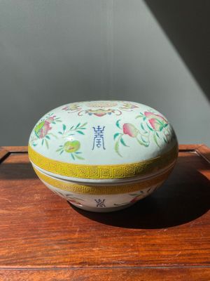 Een ronde Chinese famille rose dekseldoos met vleermuizen, Shou en sanduo decor, Guangxu merk en periode — foto 1
