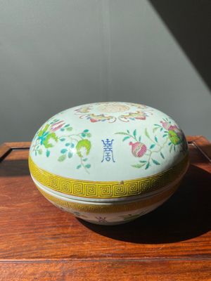 Een ronde Chinese famille rose dekseldoos met vleermuizen, Shou en sanduo decor, Guangxu merk en periode — foto 2