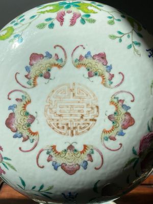 Een ronde Chinese famille rose dekseldoos met vleermuizen, Shou en sanduo decor, Guangxu merk en periode — foto 5