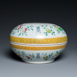 Een ronde Chinese famille rose dekseldoos met vleermuizen, Shou en sanduo decor, Guangxu merk en periode — foto 3