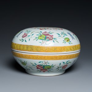 Een ronde Chinese famille rose dekseldoos met vleermuizen, Shou en sanduo decor, Guangxu merk en periode — foto 5