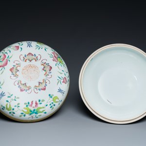 Een ronde Chinese famille rose dekseldoos met vleermuizen, Shou en sanduo decor, Guangxu merk en periode — foto 6