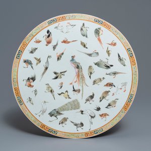 Een ronde Chinese famille rose plaquette met vogels, 19e eeuw — foto 1
