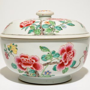 Een ronde Chinese famille rose terrine met deksel, Yongzheng/Qianlong — foto 2