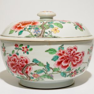 Een ronde Chinese famille rose terrine met deksel, Yongzheng/Qianlong — foto 4