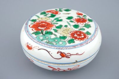 Een ronde Chinese famille verte dekseldoos, Kangxi
