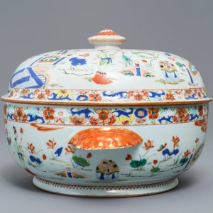 Een ronde Chinese famille verte dekselterrine met dames in een landschap, Yongzheng — foto 3