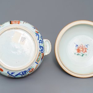 Een ronde Chinese famille verte dekselterrine met dames in een landschap, Yongzheng — foto 7