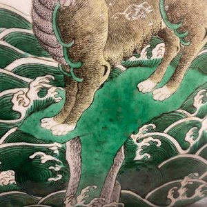 Een ronde Chinese famille verte plaquette met een kylin, 19e eeuw — foto 3