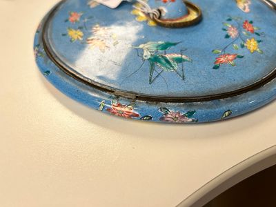 Een ronde Chinese handspiegel in Canton email, vroeg 19e eeuw — foto 11