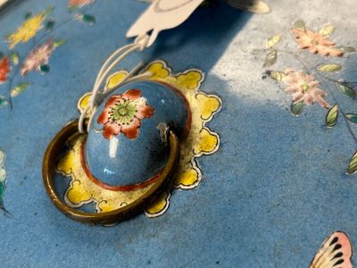 Een ronde Chinese handspiegel in Canton email, vroeg 19e eeuw — foto 13