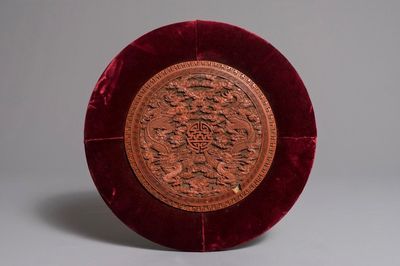 Een ronde Chinese lakwerk plaquette met twee draken, 18e eeuw