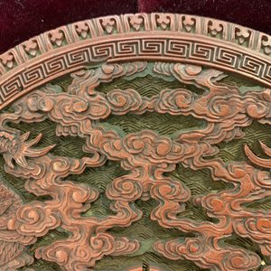 Een ronde Chinese lakwerk plaquette met twee draken, 18e eeuw — foto 11