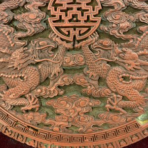 Een ronde Chinese lakwerk plaquette met twee draken, 18e eeuw — foto 13