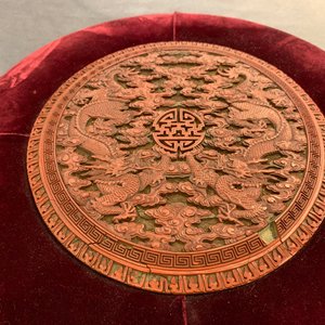 Een ronde Chinese lakwerk plaquette met twee draken, 18e eeuw — foto 14