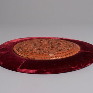Een ronde Chinese lakwerk plaquette met twee draken, 18e eeuw — foto 3