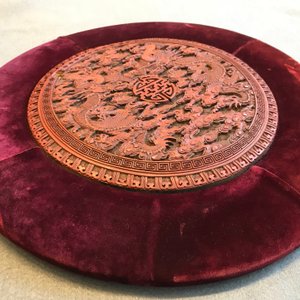Een ronde Chinese lakwerk plaquette met twee draken, 18e eeuw — foto 7