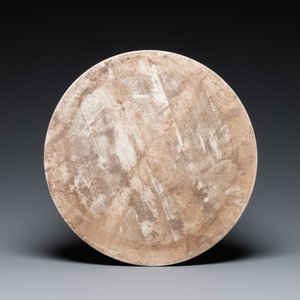 Een ronde Chinese qianjiang cai plaquette, gesigneerd Wang You Tang 汪友棠, 19/20e eeuw — foto 2