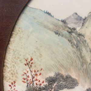 Een ronde Chinese qianjiang cai plaquette met een landschap, gesign. Wang Shao Wei, 19e eeuw — foto 11