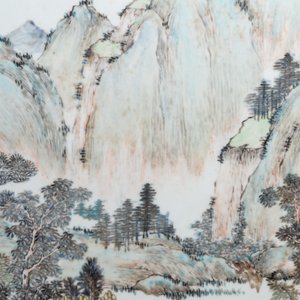 Een ronde Chinese qianjiang cai plaquette met een landschap, gesign. Wang Shao Wei, 19e eeuw — foto 4