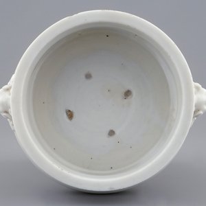 Een ronde Chinese wierookbrander in blanc de Chine, Kangxi — foto 5
