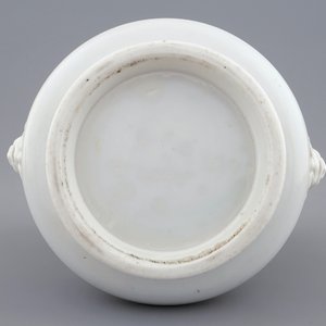 Een ronde Chinese wierookbrander in blanc de Chine, Kangxi — foto 6