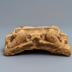 Een rood zandstenen fragment van een Yakshi, India, 14e eeuw of later — foto 3