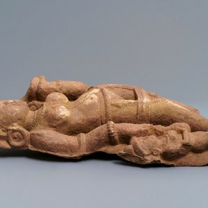 Een rood zandstenen fragment van een Yakshi, India, 14e eeuw of later — foto 4
