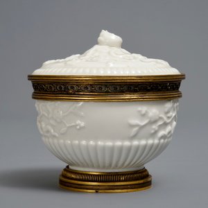 Een Saint-Cloud porseleinen dekselkommetje met verguld bronzen montuur, 2e helft 18e eeuw — foto 3