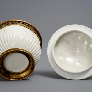 Een Saint-Cloud porseleinen dekselkommetje met verguld bronzen montuur, 2e helft 18e eeuw — foto 7