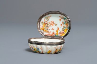 Een Saint-Cloud porseleinen Kakiemon-stijl snuifdoos met zilveren montuur, Frankrijk, 2e kwart 18e eeuw