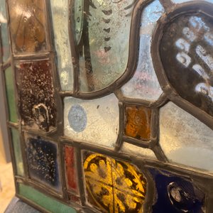 Een samengesteld glas-in-loodraam, Frankrijk, 13e eeuw en later — foto 7
