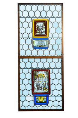 Een samengesteld glas-in-loodraam met grisaille en zilvergele medaillons, Frankrijk, 16/17e eeuw
