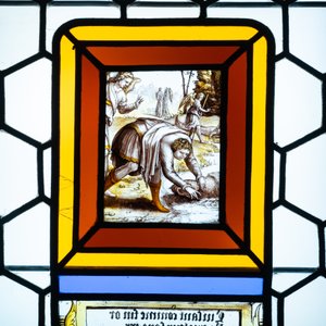 Een samengesteld glas-in-loodraam met grisaille en zilvergele medaillons, Frankrijk, 16/17e eeuw — foto 4