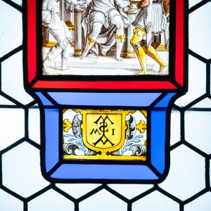 Een samengesteld glas-in-loodraam met grisaille en zilvergele medaillons, Frankrijk, 16/17e eeuw — foto 8