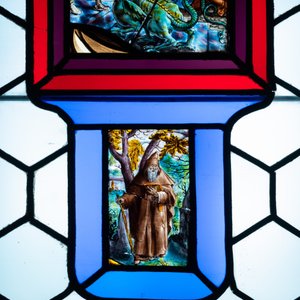 Een samengesteld glas-in-loodraam met polychrome, grisaille en zilvergele medaillons, Frankrijk, 16/17e eeuw — foto 9