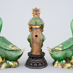 Een sancai Guanyin, Ming, en een paar verte biscuit eenden, 18/19e eeuw — foto 3