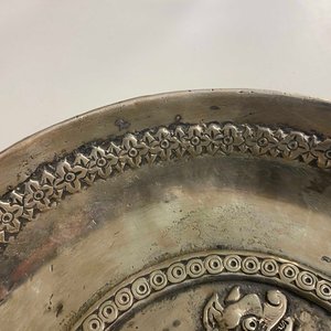 Een Sassanidische zilveren schotel met een simurgh, Perzië, 6/8e eeuw — foto 11