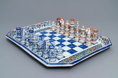 Een schaakbord met stukken in faïence in de stijl van Rouen, Samson, Parijs, 19e eeuw