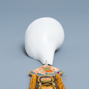Een schelp met geborduurd zijden lint, Tibet, 19e eeuw — foto 3